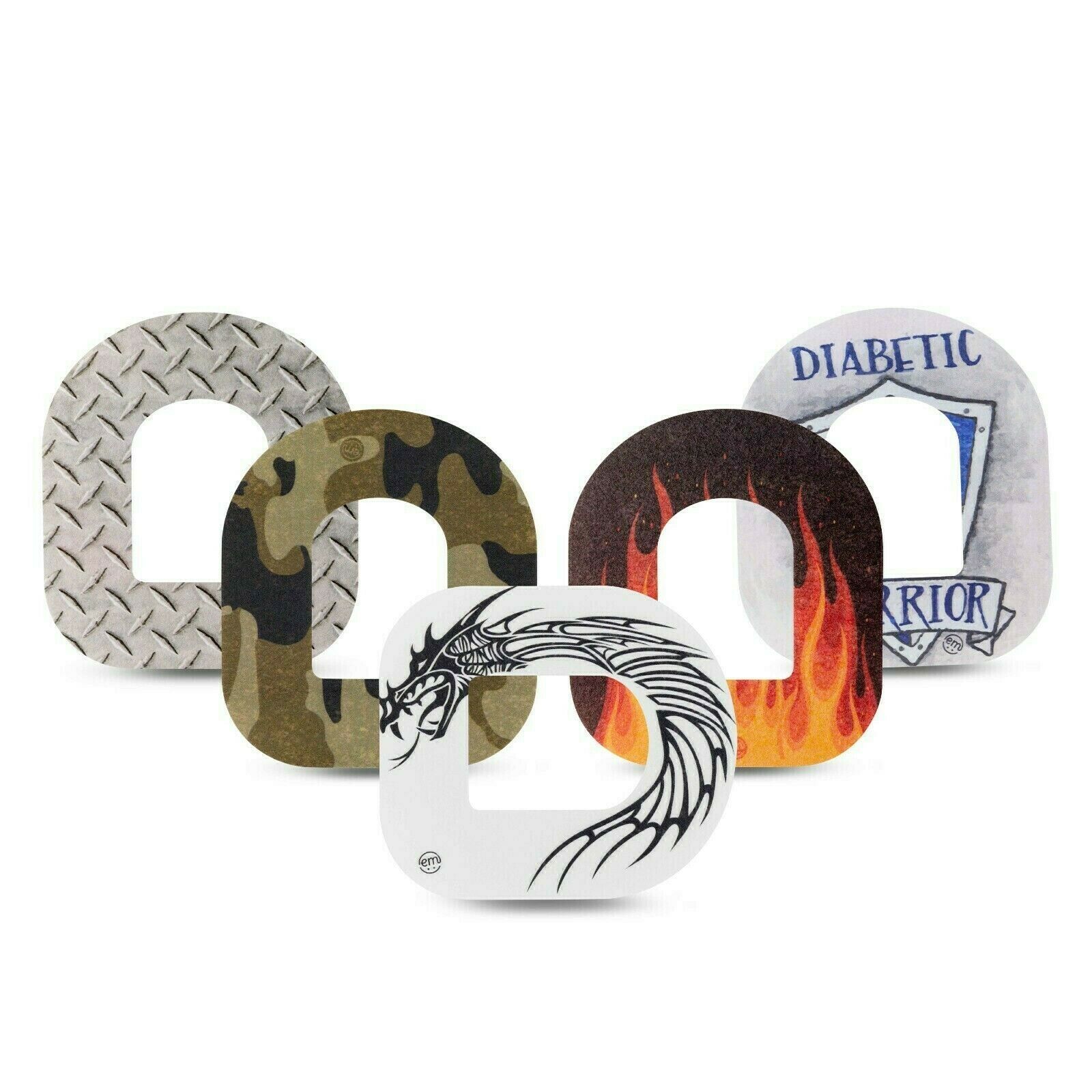 Fünf Pflaster mit unterschiedlichen Designs. Eines hat ein Diamantmuster, eines Camouflage, eines einen Drachen, eines Flammen und eines Text.