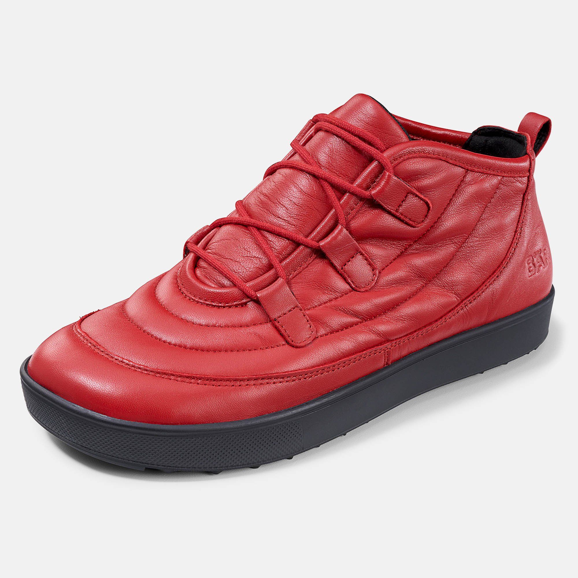 Rote Stiefelette mit Schnürung, gepolstertem Leder und schwarzer Sohle. BÄR-Logo seitlich.
