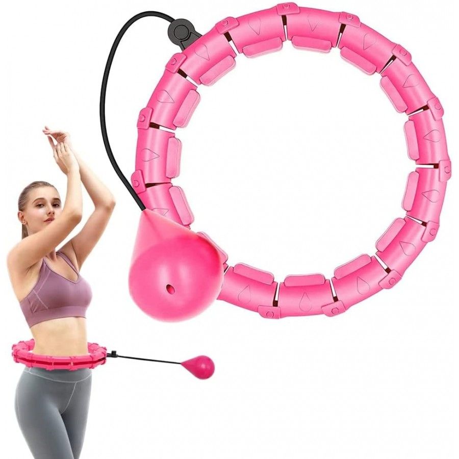 Pinkfarbener Hula-Hoop-Reifen mit Massageelementen. Eine Frau trainiert mit dem Reifen. Schwarzes Kabel mit Gewicht.