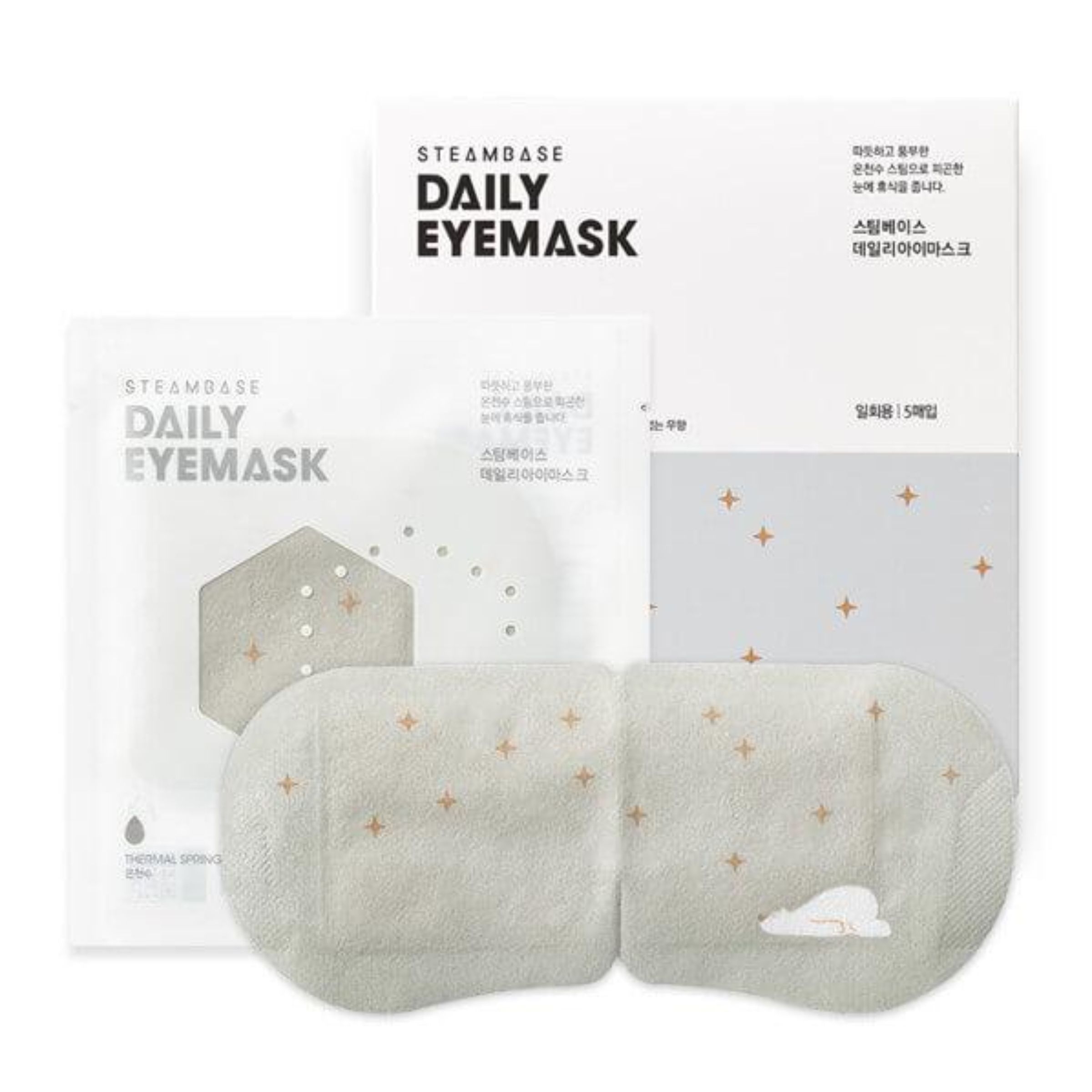 Verpackung und Eyemask. Auf der Verpackung steht "STEAMBASE DAILY EYEMASK". Die Maske ist hellgrau mit Sternen und einem Bären.