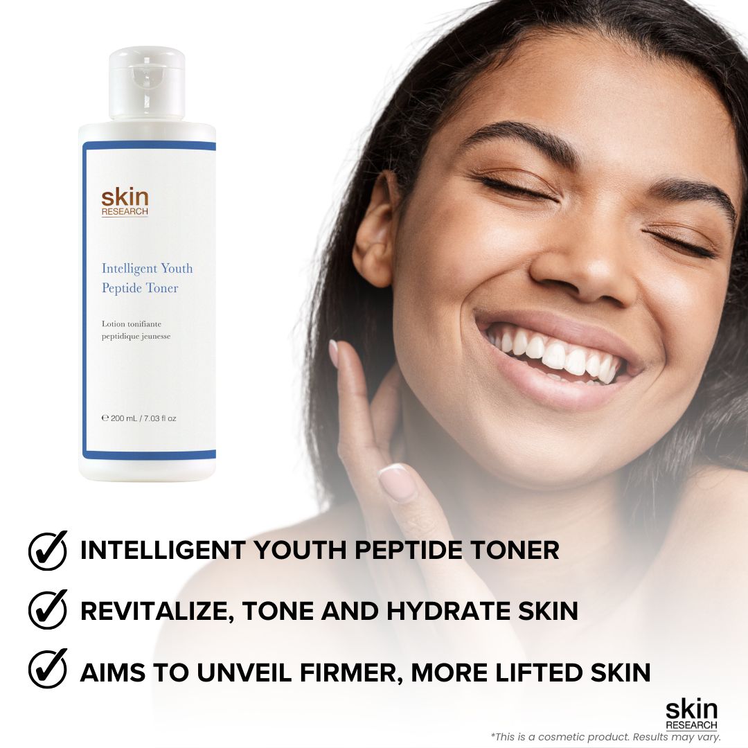 Frau lächelt neben Skin Research Intelligent Youth Peptide Toner. Vorteile: strafft, hydriert.