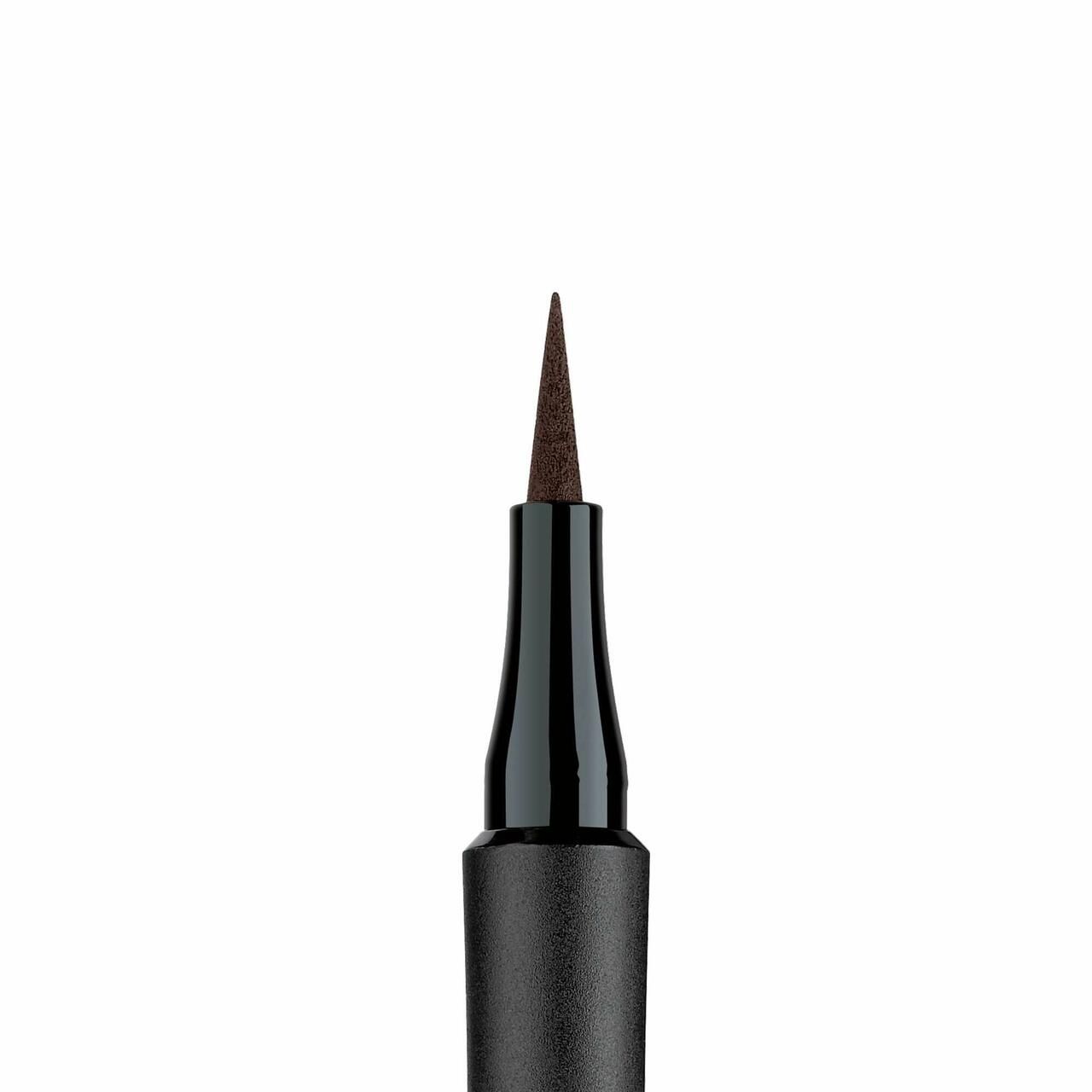 Nahaufnahme der Spitze eines braunen Artdeco Sensitive Fine Liner. Schwarzer Schaft, braune Spitze. Auf weißem Hintergrund.