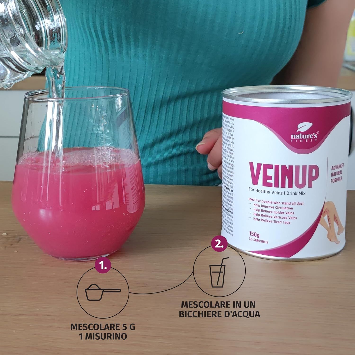 Glas mit rosa Flüssigkeit. Dose VEINUP, Nature's Finest, daneben. Anweisungen: 1 Messlöffel in Wasser mischen.