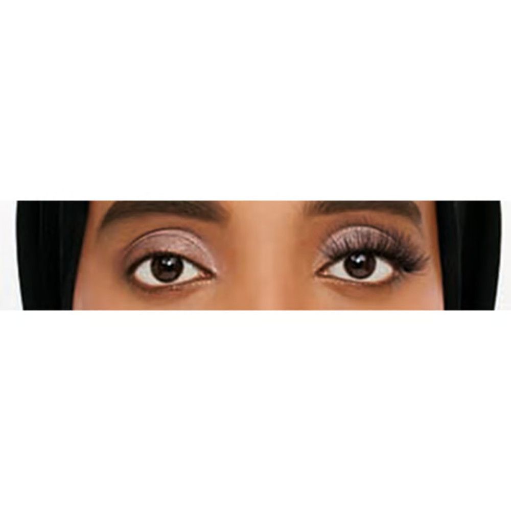 Vergleich: Ein Auge mit und ein Auge ohne künstliche Wimpern. Zeigt volles, natürliches Aussehen.