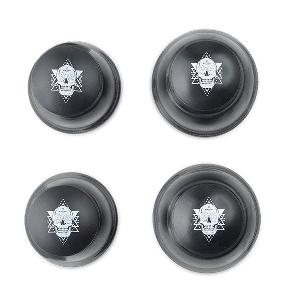 Vier schwarze Sport Cups mit Totenkopf-Design. Runde Form mit Griff.