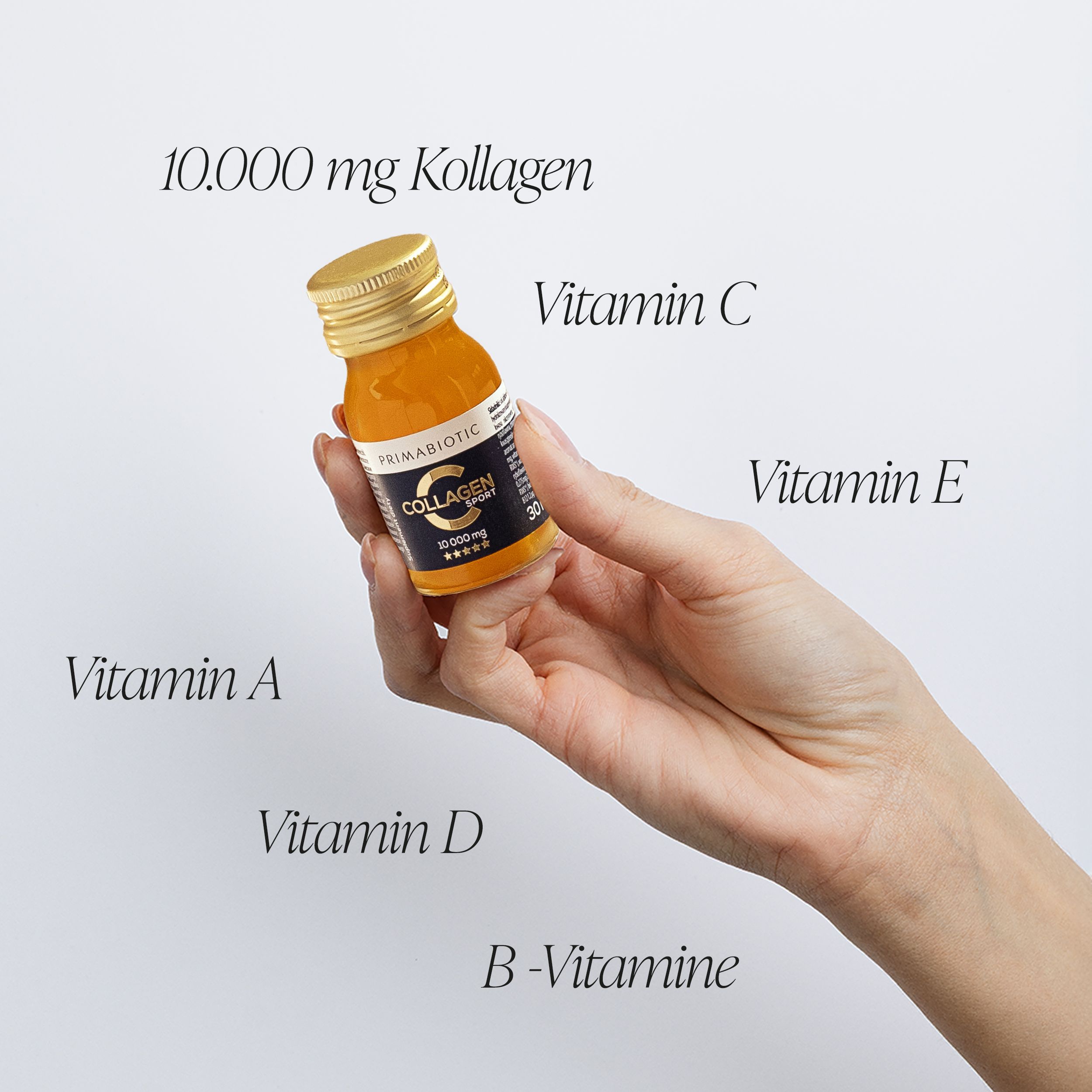 Hand hält eine Flasche Primabiotic Collagen Sport. Aufschrift: 10.000 mg. Vitamine sind beschriftet.