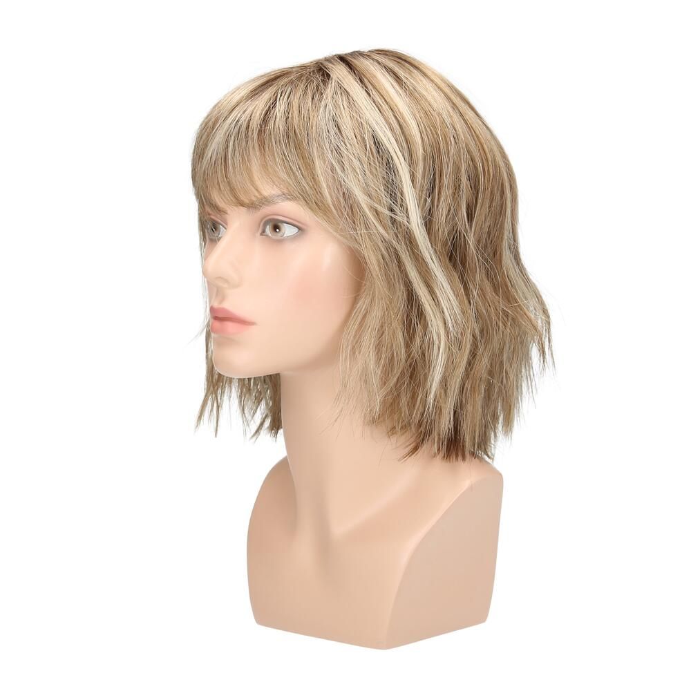 Perücke Miri von trendhair. Blond mit Pony, auf einem Schaufensterkopf. Seitenansicht.