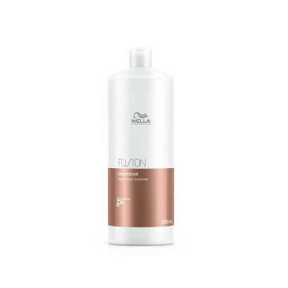 Hohe weiße Flasche mit Wella-Logo und FUSION-Schriftzug. Enthält Conditioner. Braune Farbfläche.