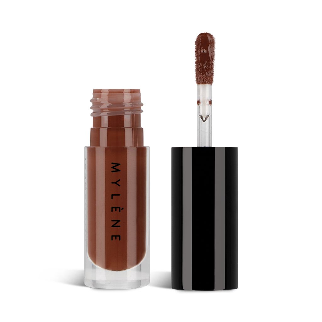 Brauner Lipgloss in einem transparenten Flakon mit schwarzem Deckel. Der Applikator ist sichtbar.