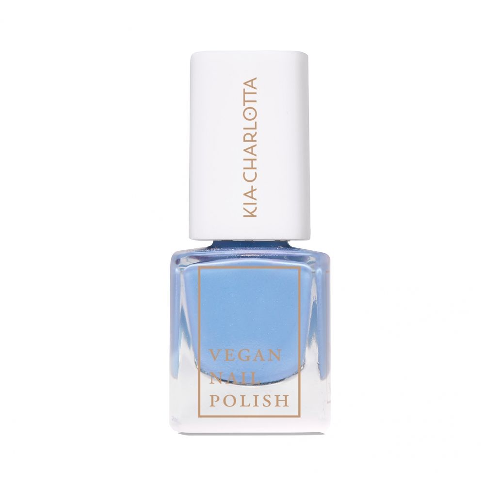 Hellblauer Nagellack in quadratischer Glasflasche mit weißem Deckel. Auf dem Deckel steht KIA-CHARLOTTA. Auf der Flasche steht VEGAN NAIL POLISH.