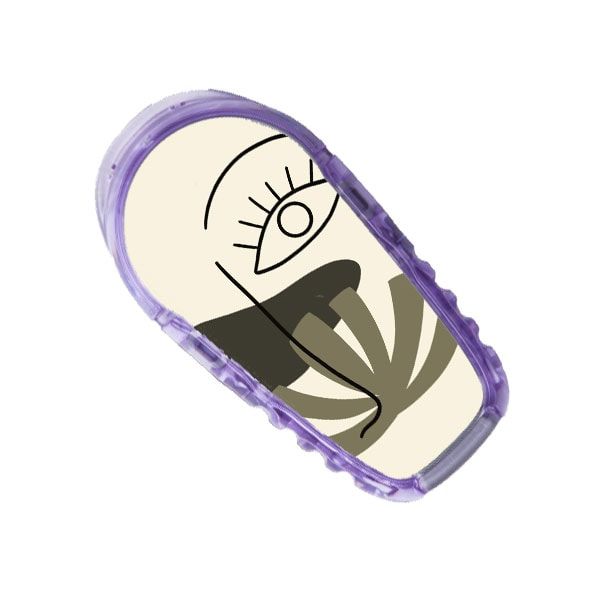 Diasticker® Dexcom G6 Stickerset mit abstraktem Gesichtsmotiv. Grau, beige und schwarze Linien, in lila Hülle.