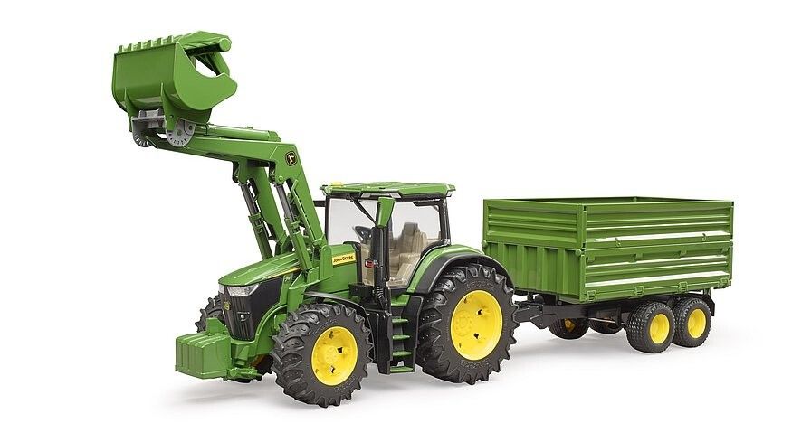 Grüner Traktor mit Frontlader und Anhänger. Gelbe Räder. Anhänger mit drei Rädern. Spielzeugmodell.