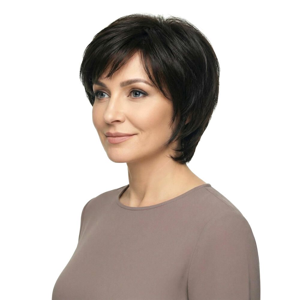 Kurzhaarperücke in Schwarz. Seitenansicht einer Frau in beigem Oberteil. Haarschnitt mit Pony.
