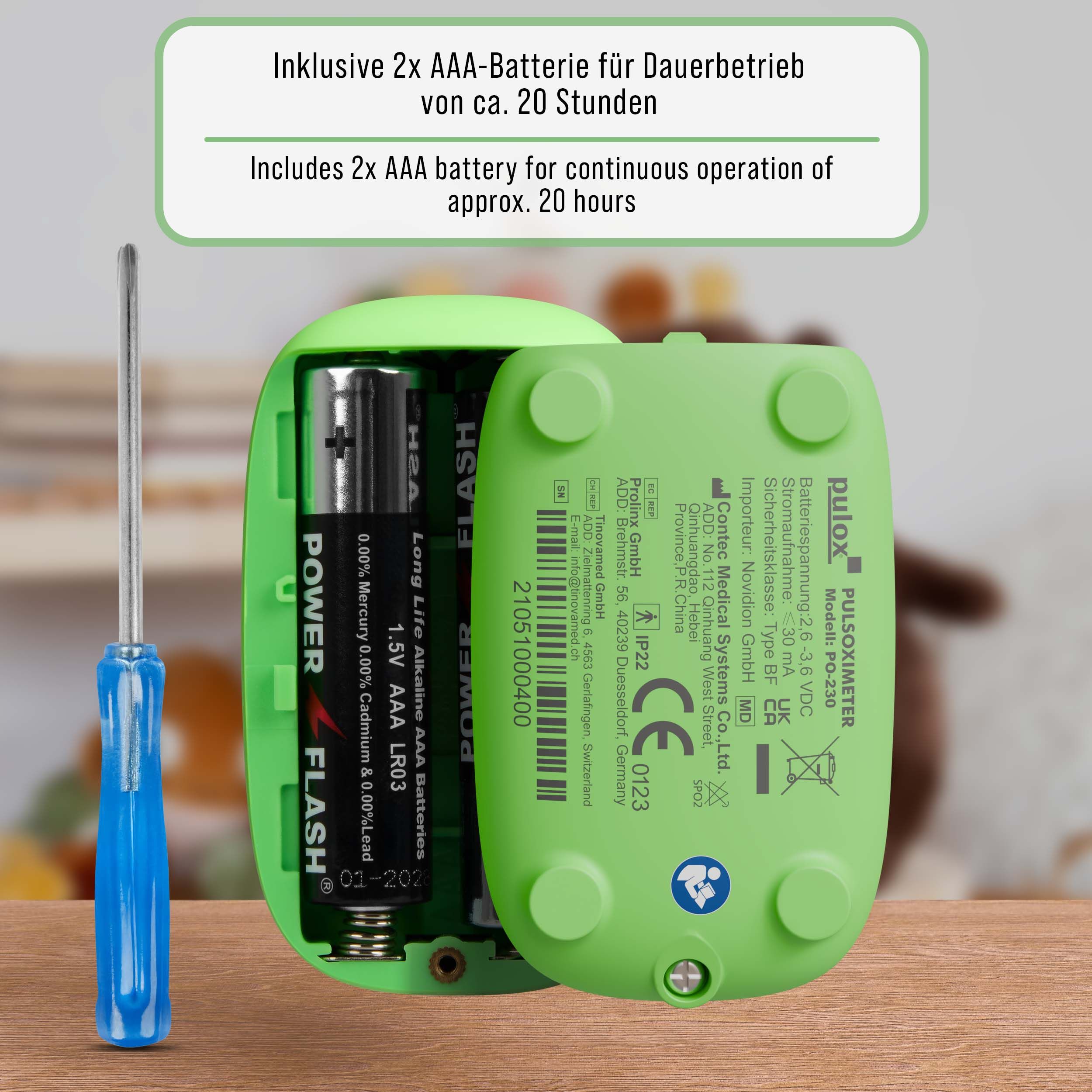 Grüner Pulsoximeter mit geöffnetem Batteriefach. Batterien und Schraubendreher sichtbar. Text: CE-Kennzeichnung.