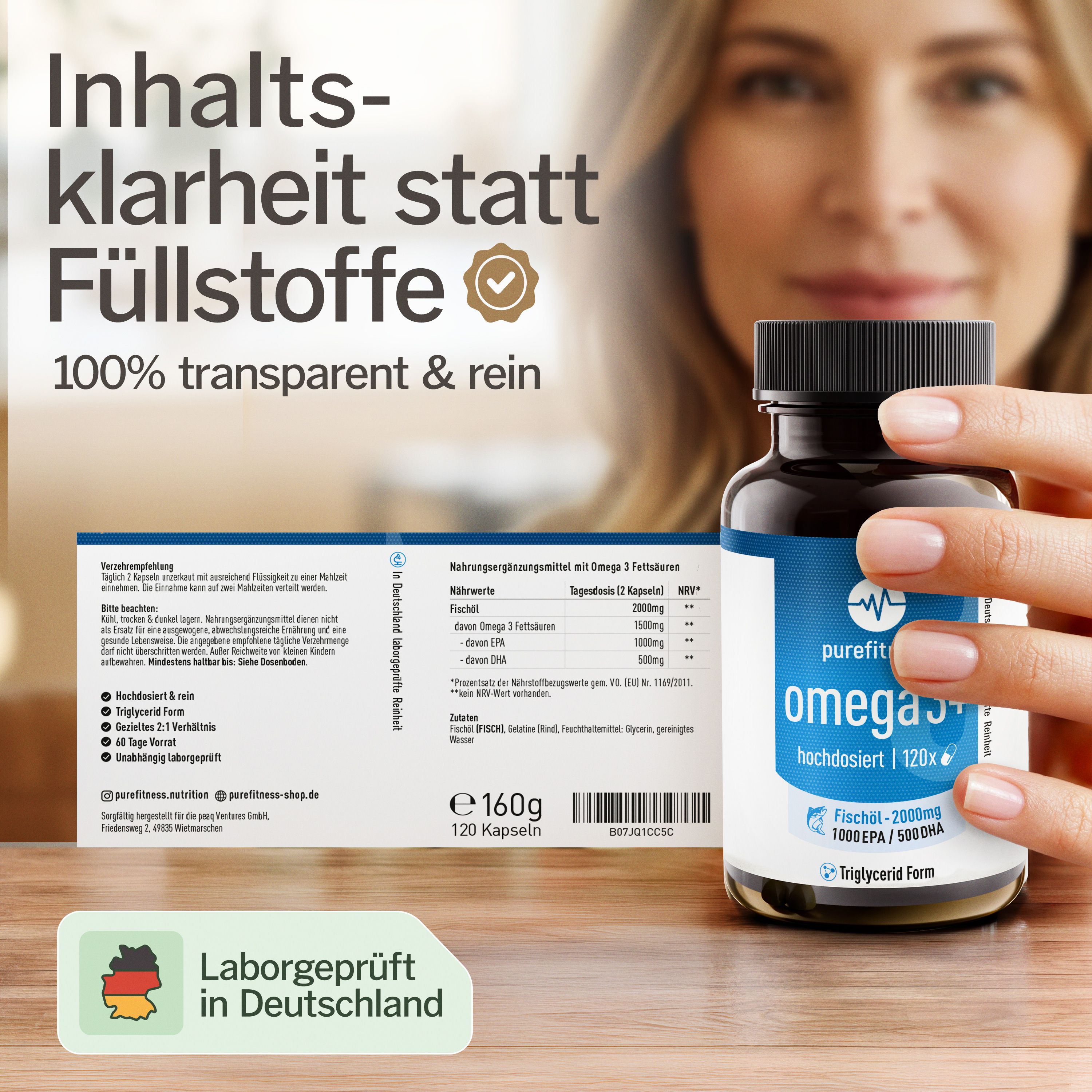 Frau hält Flasche mit Omega-3 Kapseln. Aufschrift: purefitness omega 3+ hochdosiert. 120 Kapseln. Laborgeprüft in Deutschland. 100% transparent.