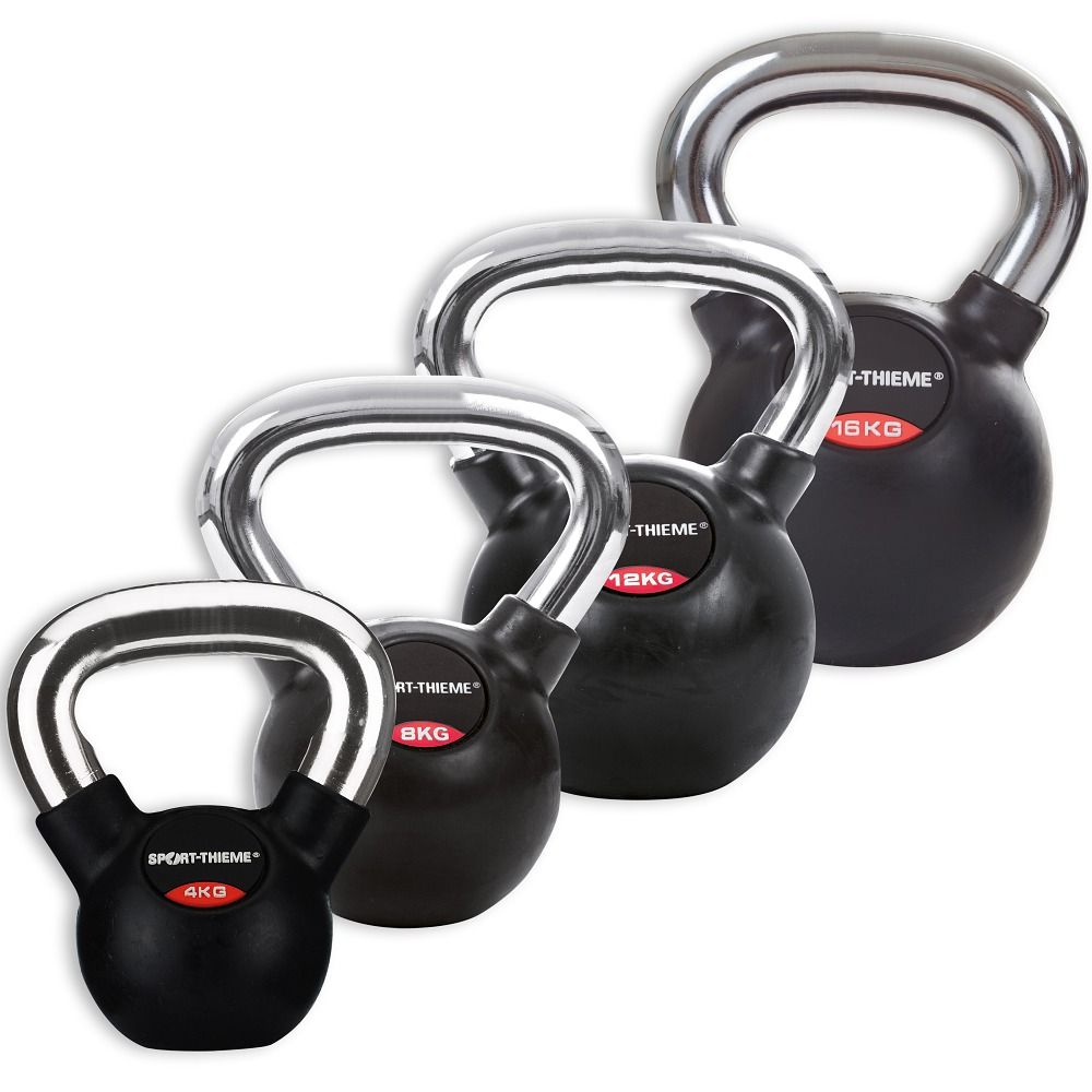 Vier schwarze Kettlebells mit glatten Chromgriffen in verschiedenen Gewichten: 4kg, 8kg, 12kg, 16kg.