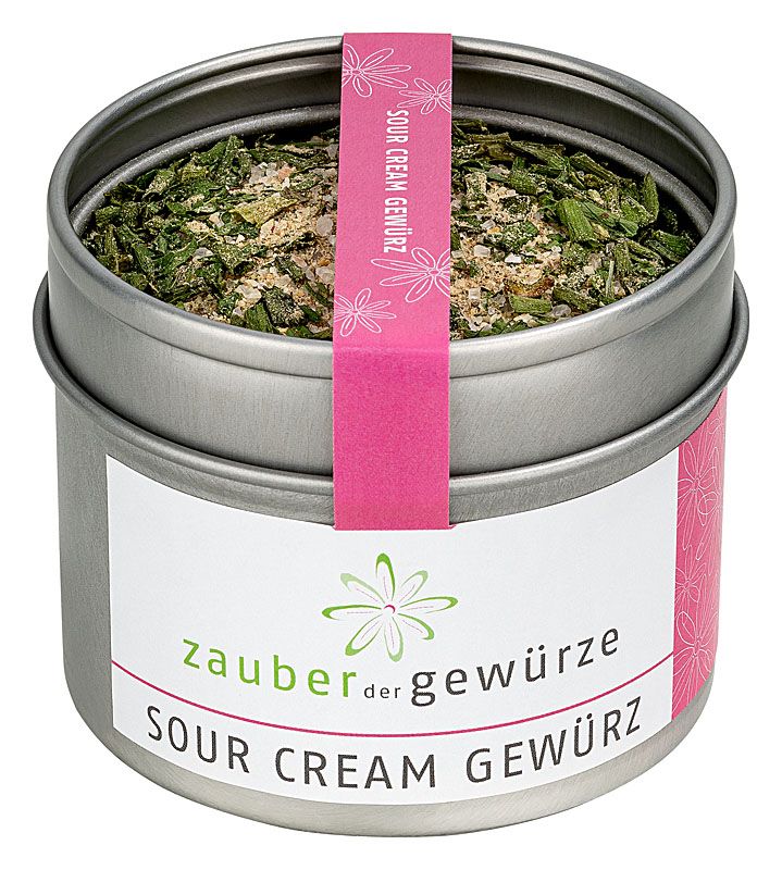 Gewürzdose mit Sour Cream Gewürz. Dose aus Metall, rosa Etikett mit Produktnamen. Kräuter sichtbar.