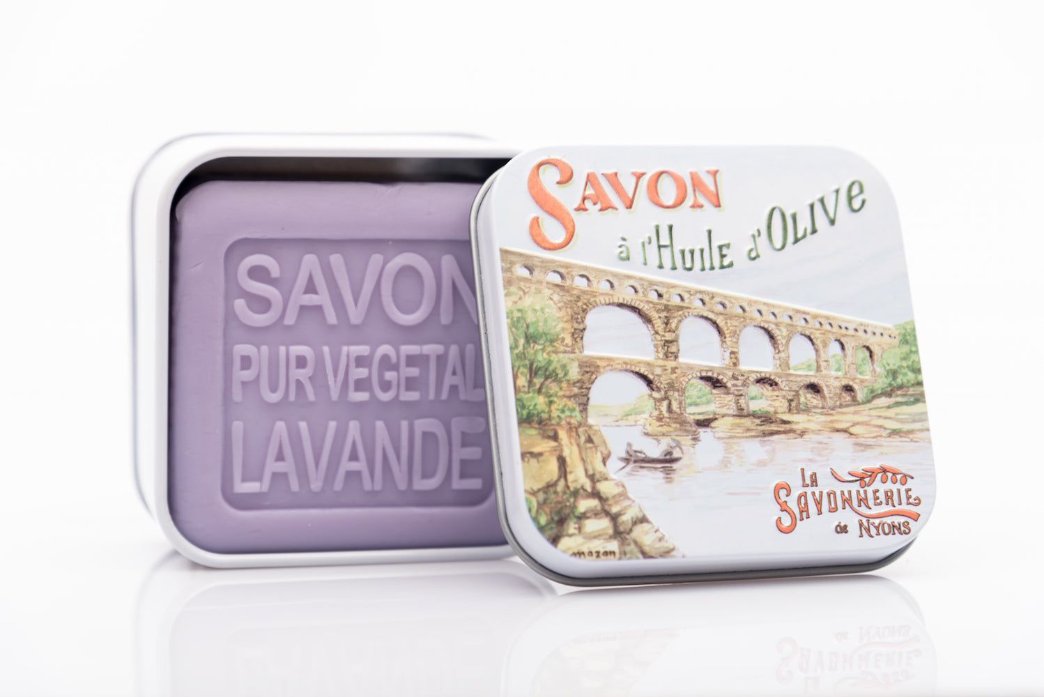 Seife in Metallbox. Box mit Abbildung des Pont du Gard und Schriftzug. Seife mit Schriftzug SAVON LAVANDE.