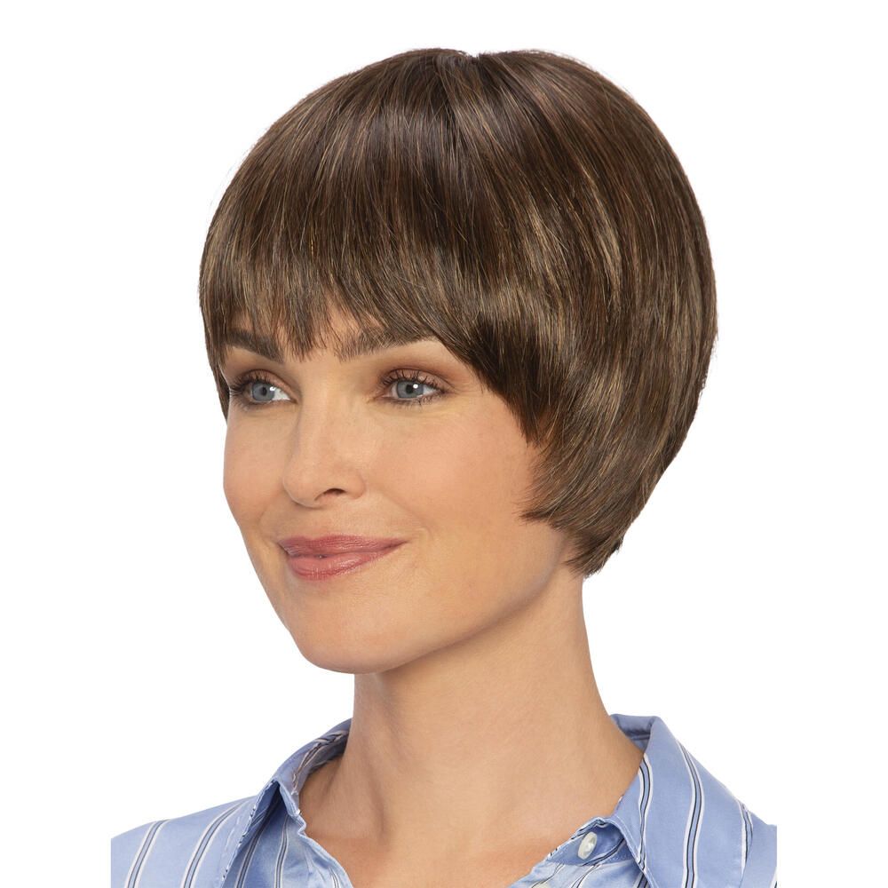 Kurzhaarperücke in Braun mit Pony. Gezeigt an einer Frau. Seitenansicht.