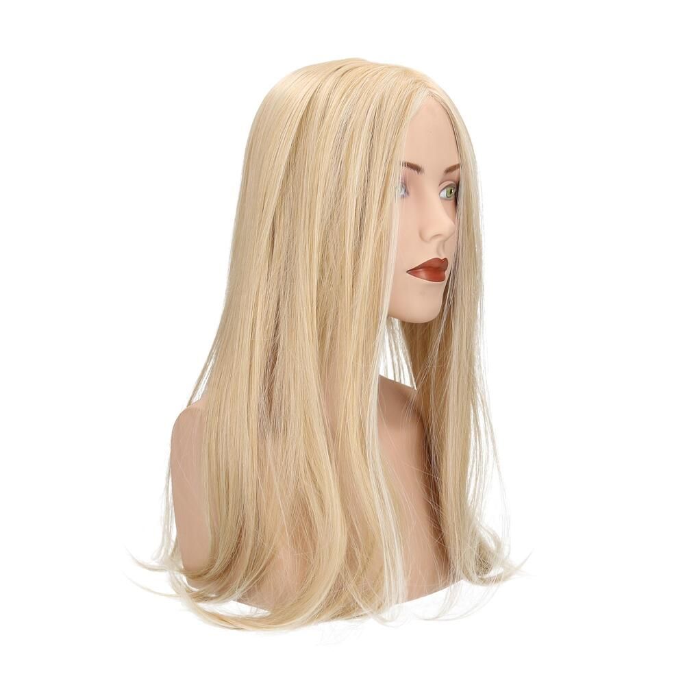 Blond gefärbtes Haarteil auf einem Schaufensterkopf. Seitenansicht. Lange, glatte Haare.