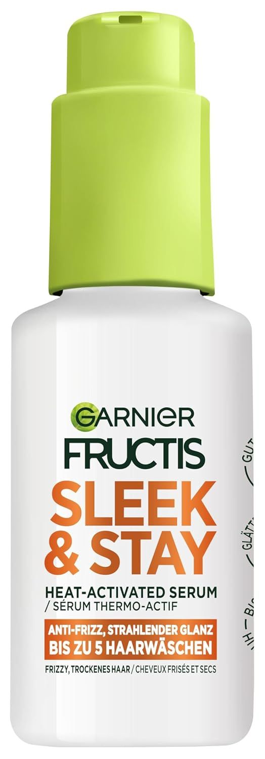 Garnier Fructis Sleek & Stay Heat-Activated Serum Flasche. Grüne Pumpe, weißes Etikett. Text: Anti-Frizz, strahlender Glanz, bis zu 5 Haarwäschen.