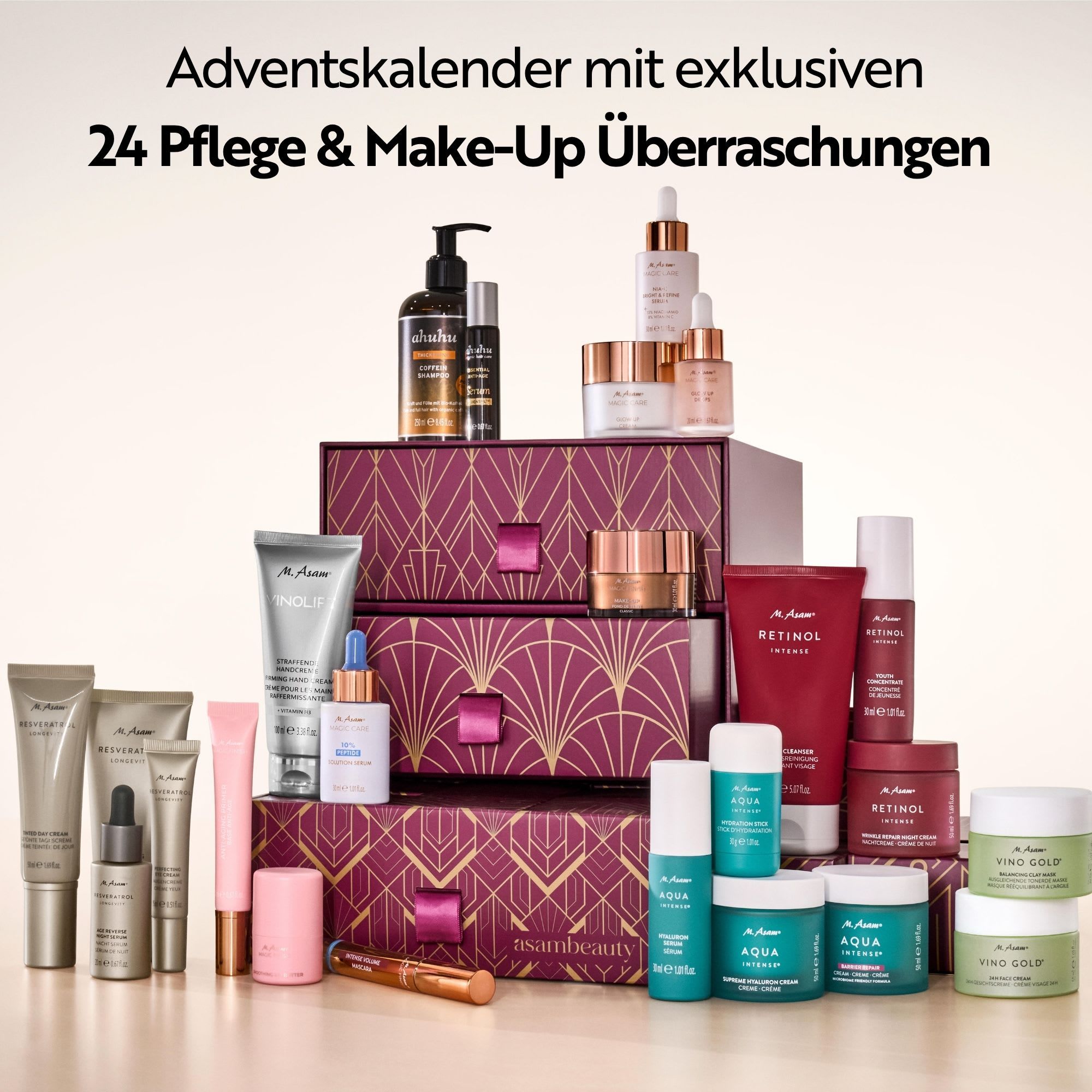 Lila Adventskalender mit goldenem Muster, umgeben von Pflege- und Make-up-Produkten.
