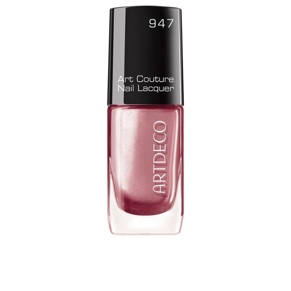 Nagellackflasche mit schwarzem Deckel. Aufschrift: Artdeco, Art Couture Nail Lacquer, 947.