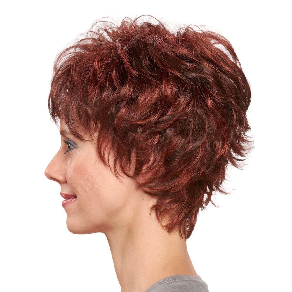 Kurzhaarperücke in Rotbraun. Profilansicht. Lockige Struktur. Pony. Graues Oberteil.
