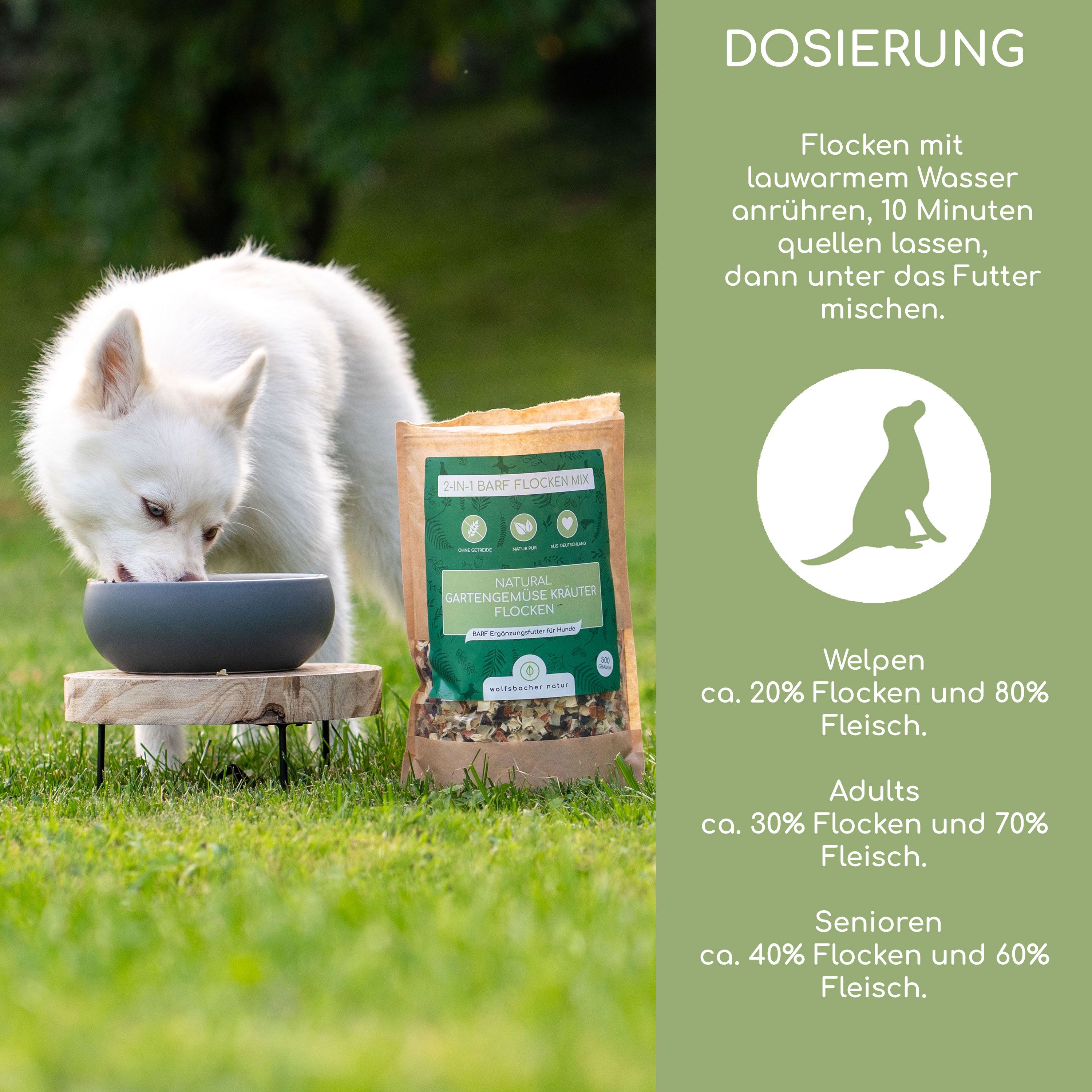 Weißer Hund frisst aus Schale. Beutel "Natural Gartengemüse Kräuter Flocken" daneben. Dosierungsangaben für Welpen, Erwachsene, Senioren.
