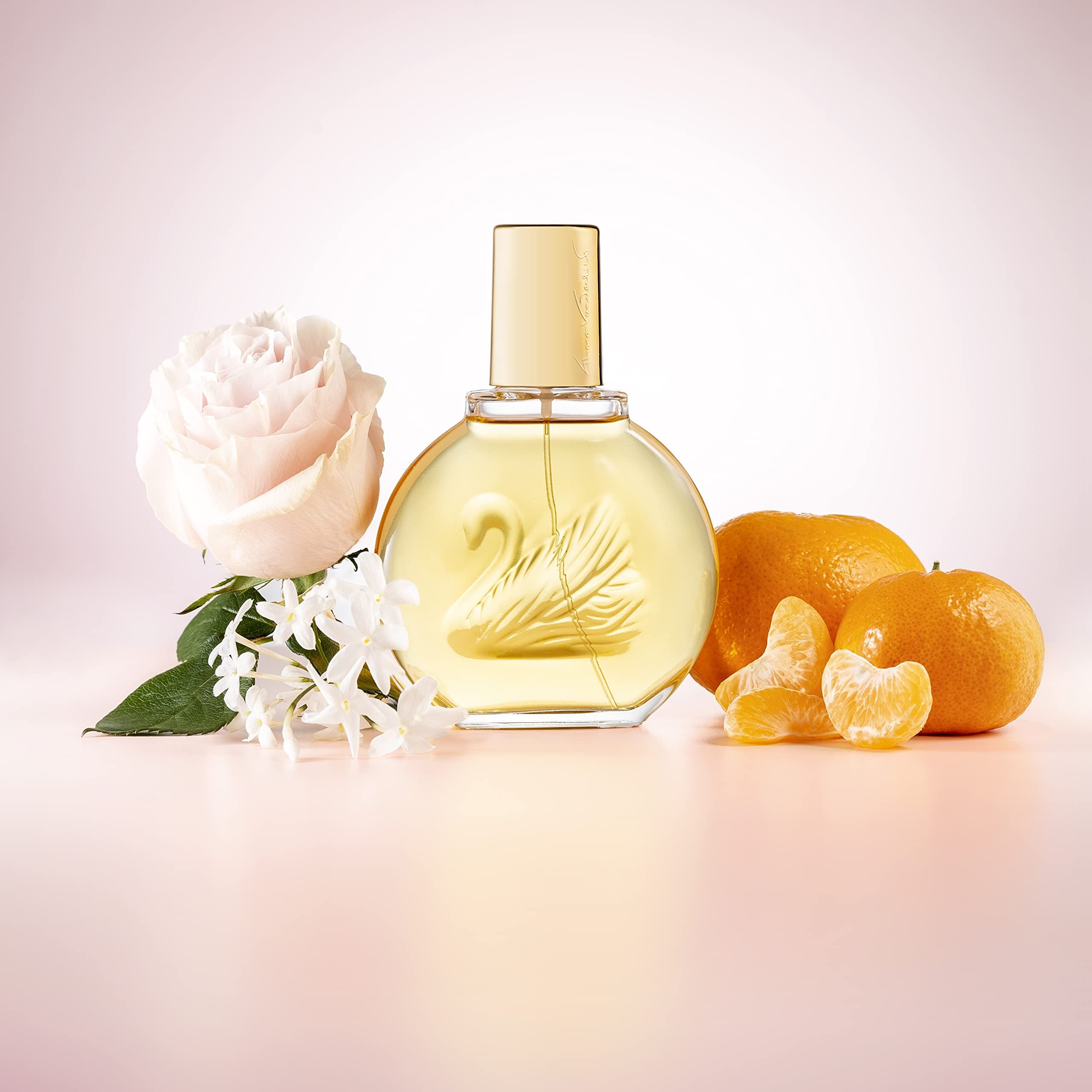 Parfümflakon, Rose, Mandarinen. Flakon rund, goldfarbener Verschluss. Rose und Mandarinen daneben.