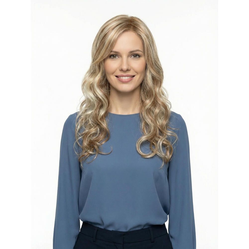 Frau mit blondgelockter Perücke. Sie trägt ein blaues Oberteil. Die Perücke hat einen Mittelscheitel.