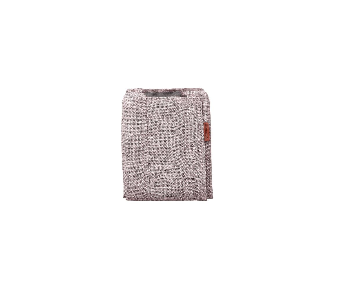 Vorfilter in Beige. Rechteckige Form mit sichtbarer Textur. Kleines braunes Etikett an der Seite.