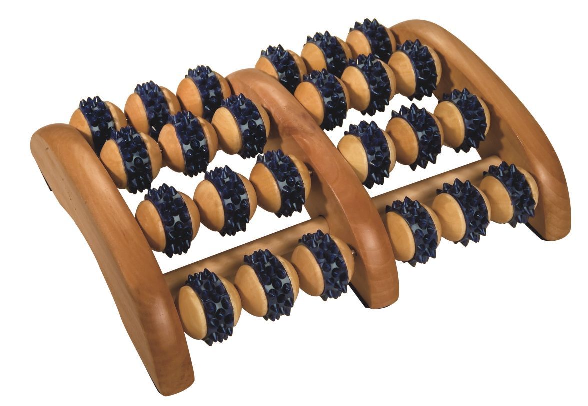 Massage-Roller mit Holzrahmen und 2 Reihen Rollen mit Noppen. Die Rollen sind blau und beige.