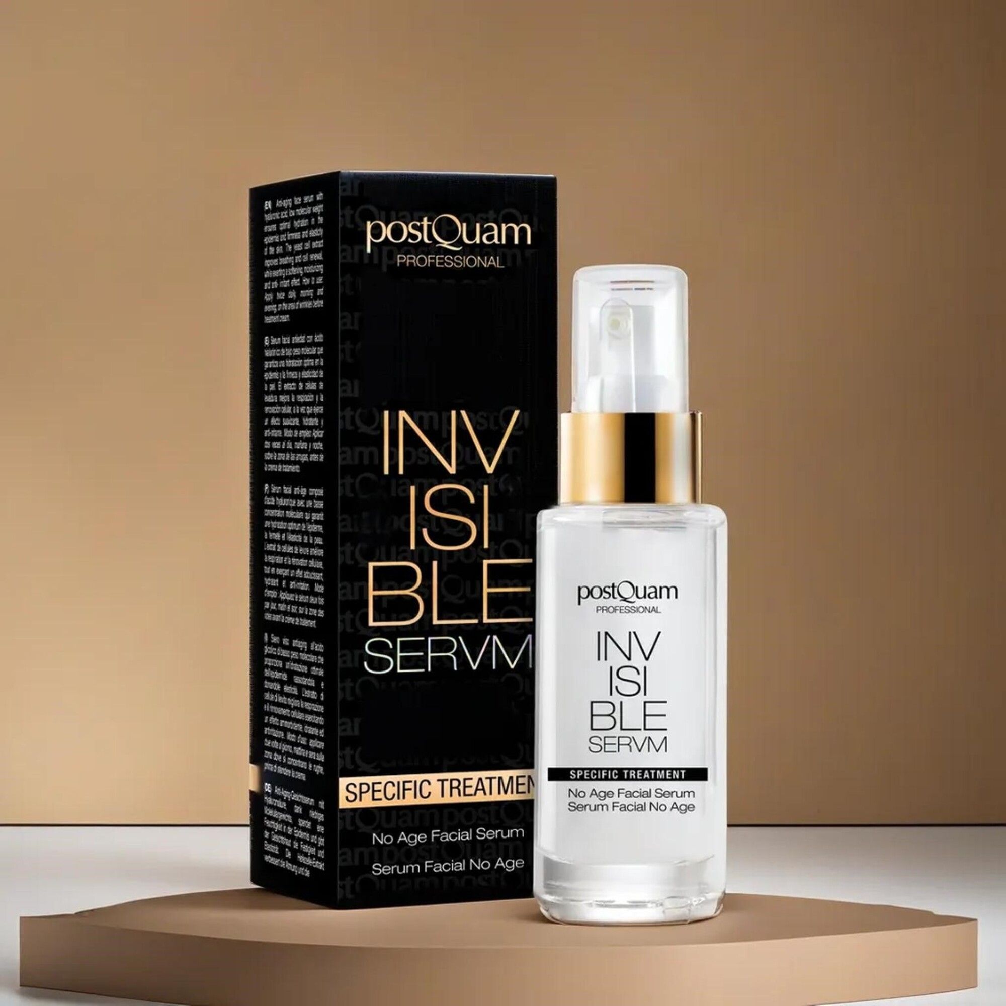 Postquam Invisible Gesichtsserum. Flasche und Verpackung auf Podest. Schwarze Verpackung mit Text. Produktname und Logo sichtbar.