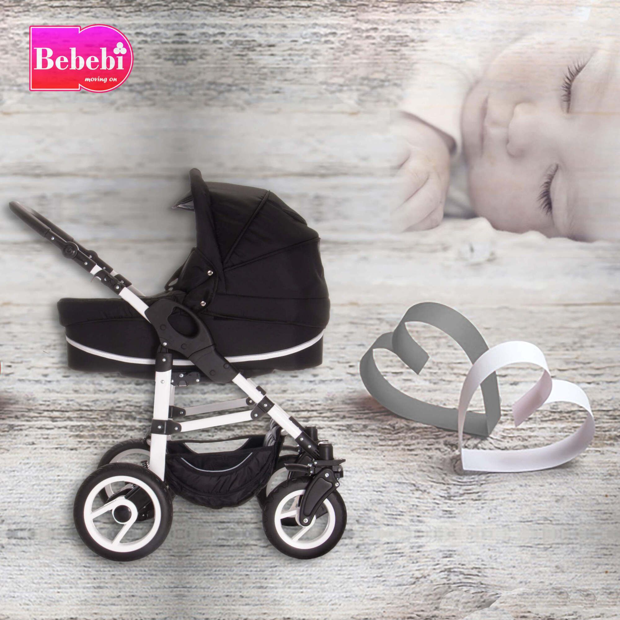 Kinderwagen mit Baby. Schwarz mit weißen Akzenten. Bebebi Logo. Hintergrund: Holzoptik mit Herzen.