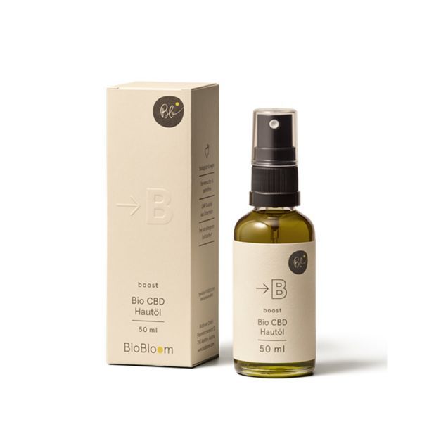 Hautöl-Fläschchen und Verpackung. Aufschrift: Bio CBD Hautöl, 50 ml. Marke: BioBloom. Mit Sprühkopf.