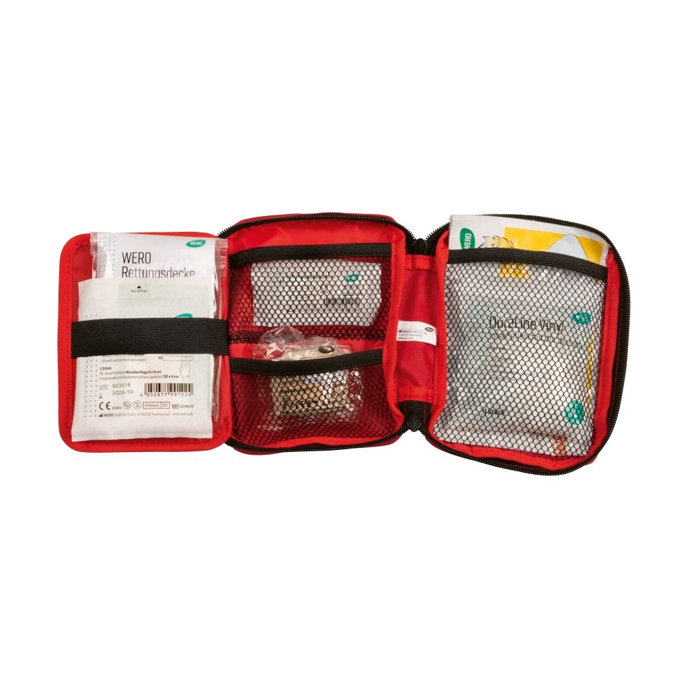 Geöffnete rote Erste-Hilfe-Tasche. Innenfächer mit Verbandsmaterial, Pflastern und weiteren medizinischen Artikeln.
