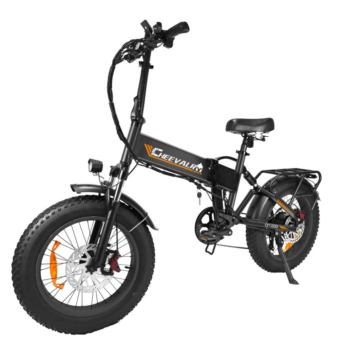Schwarzes Elektrofahrrad mit breiten Reifen, Scheibenbremsen und dem Schriftzug CHEEVALRY.