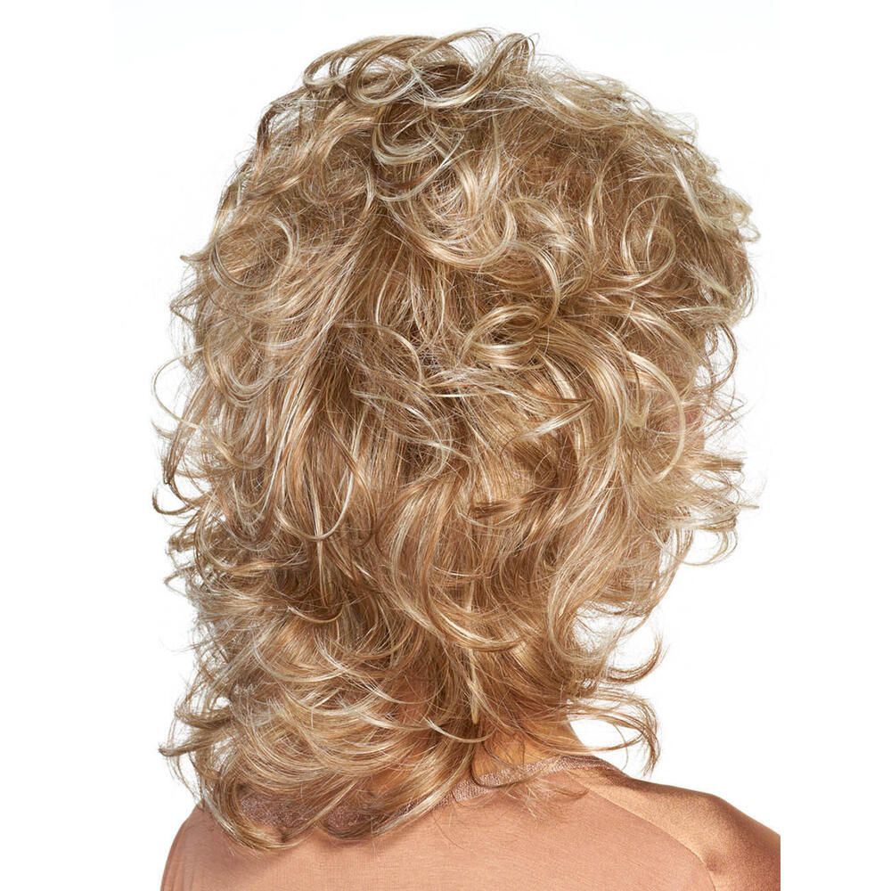 Rückansicht einer blond gelockten Perücke. Die Perücke ist leicht gestuft und hat viel Volumen. Der Hintergrund ist weiß.