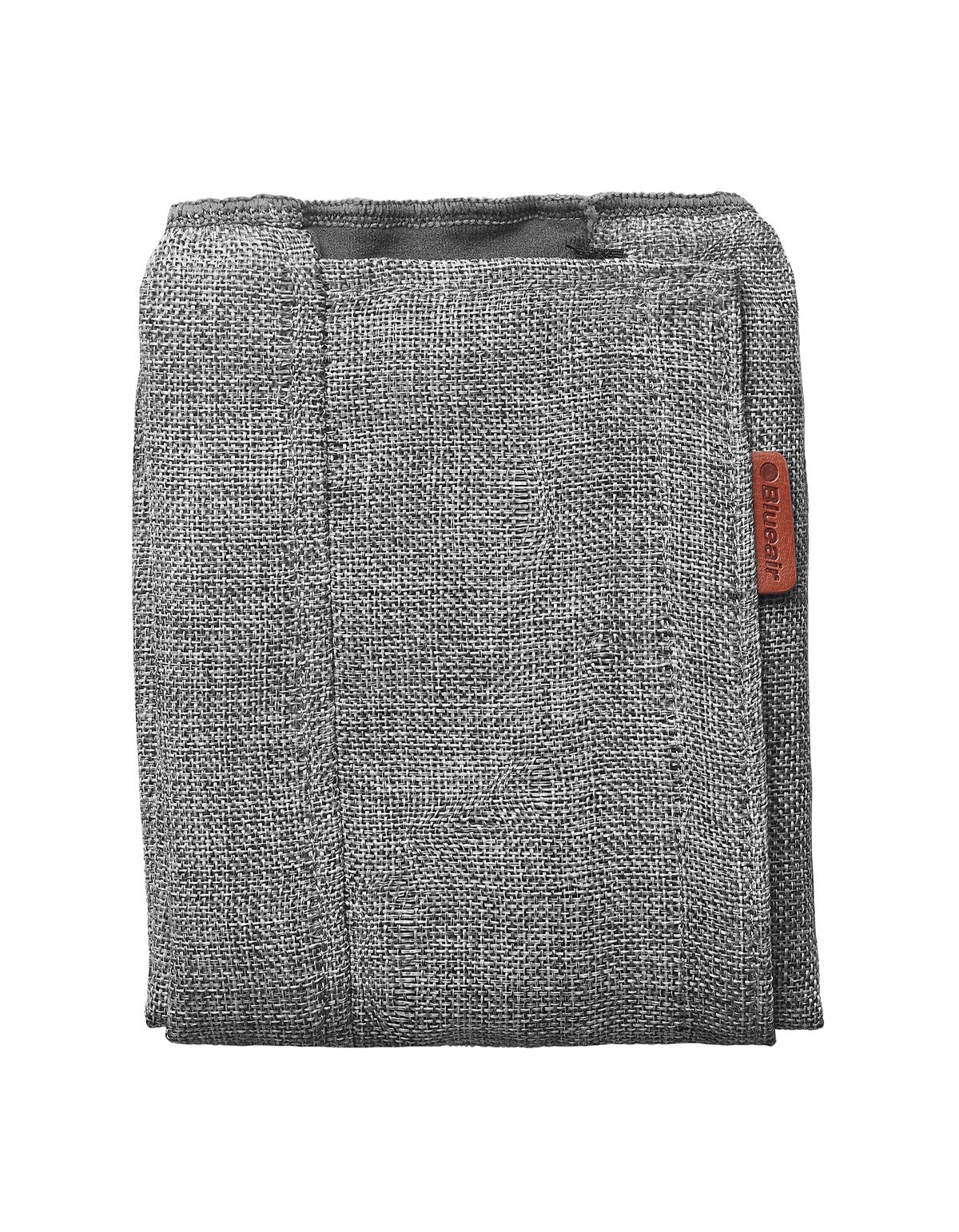 Grauer Stofffilter. Rechteckige Form. Kleines braunes Label mit Blueair-Logo. Grobes Gewebe.