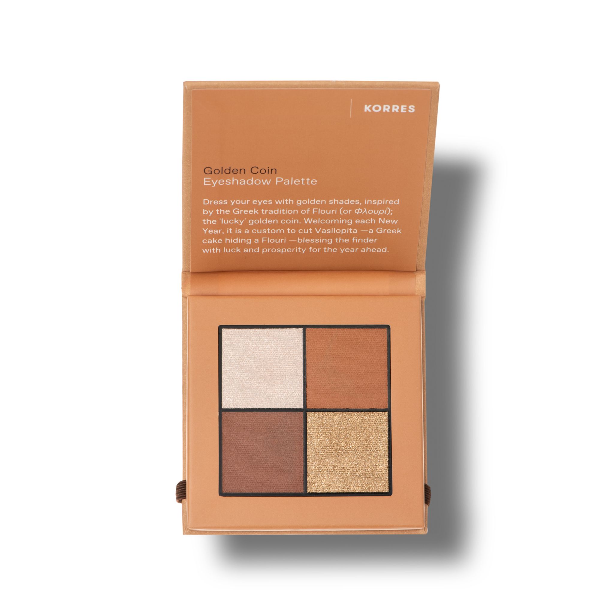Lidschatten-Palette mit vier Farbtönen. Marke KORRES. Geöffnet, quadratisch, in Gold- und Brauntönen. Text: Golden Coin Eyeshadow Palette.