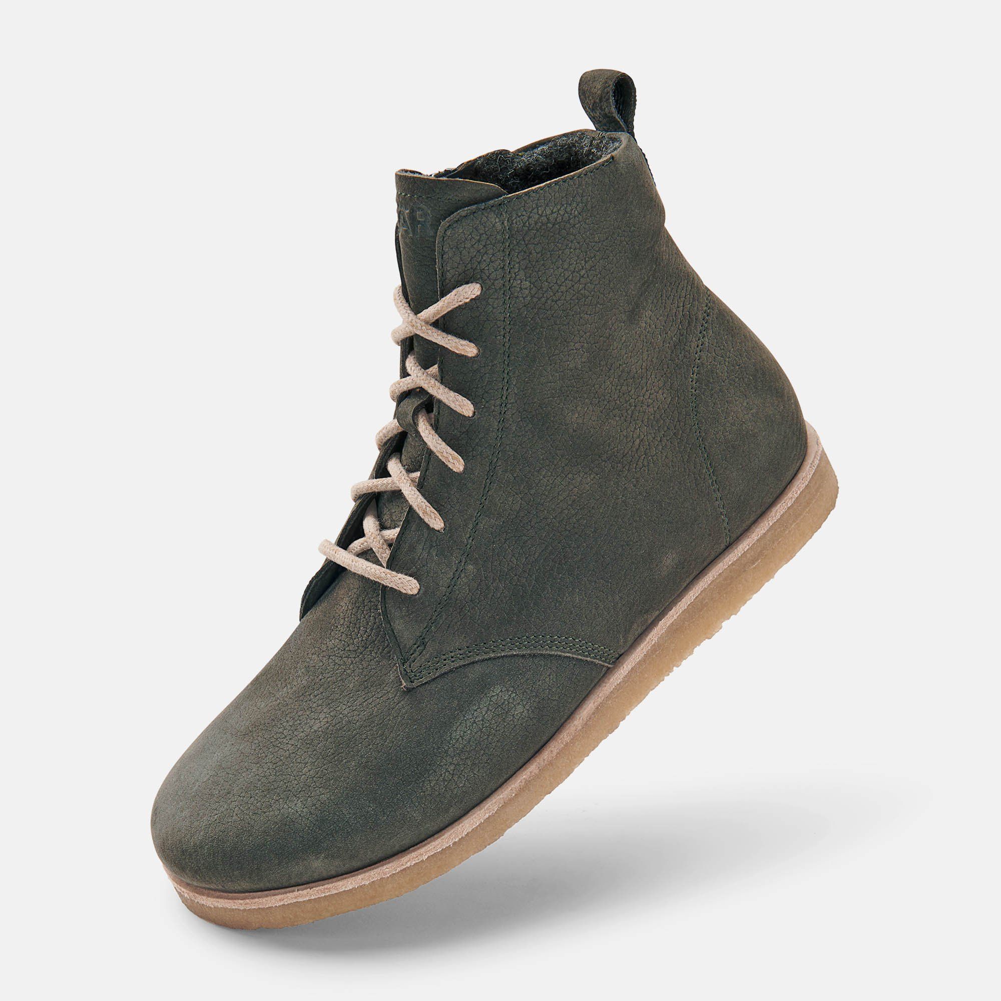 Grüne Stiefelette mit Schnürsenkeln und Reißverschluss. Beige Sohle. Schuh schwebt.