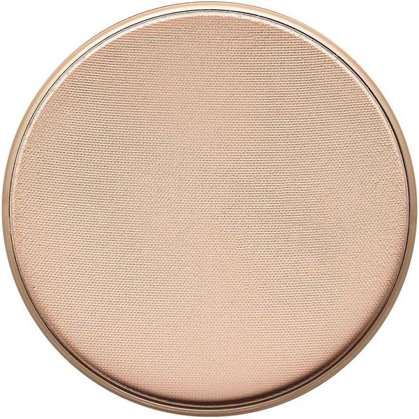 Runder, rosafarbener Puder-Refill mit goldfarbenem Rand. Die Oberfläche hat ein feines Muster.