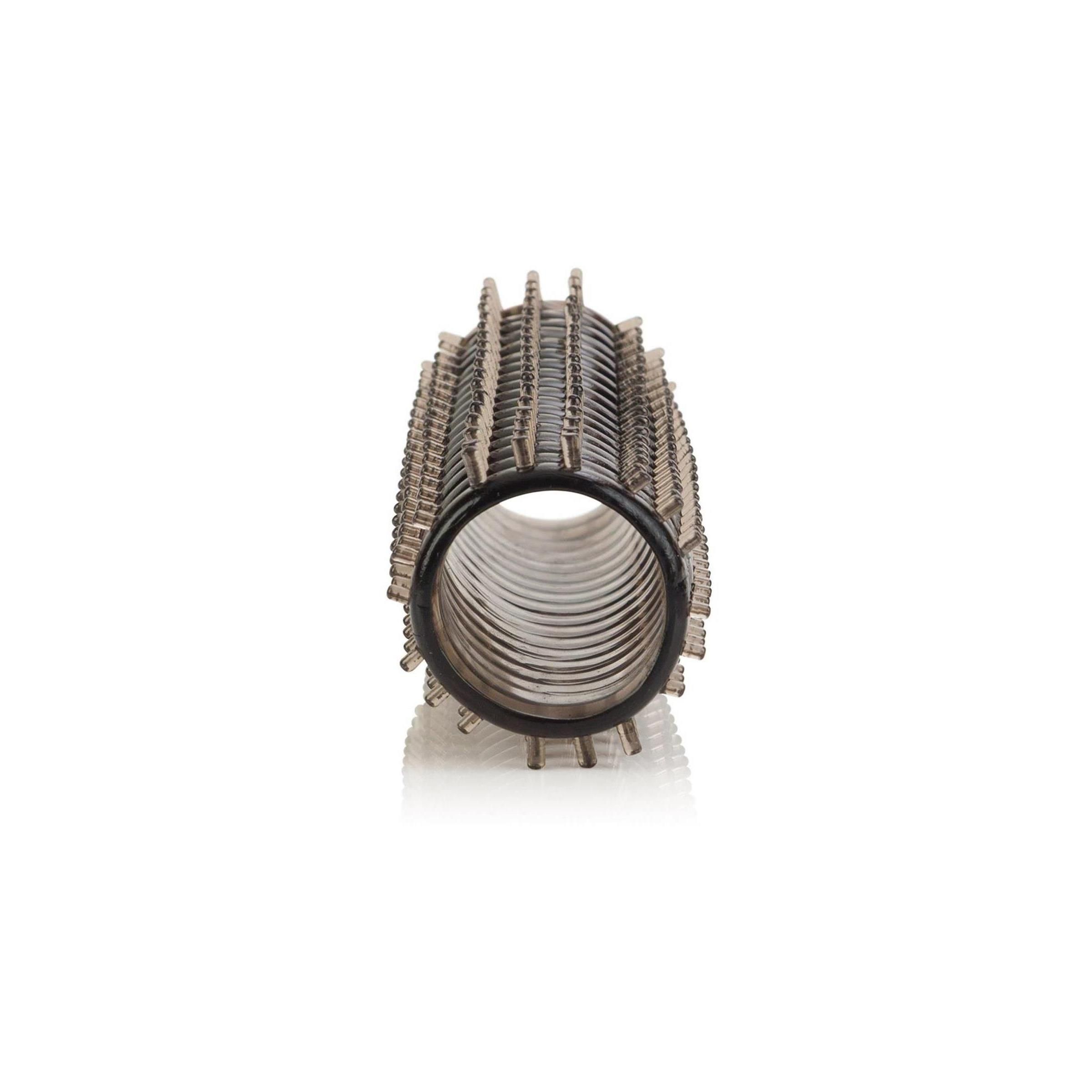 Zylindrisches Produkt mit Noppen. Dunkelbraun. Auf weißem Hintergrund.