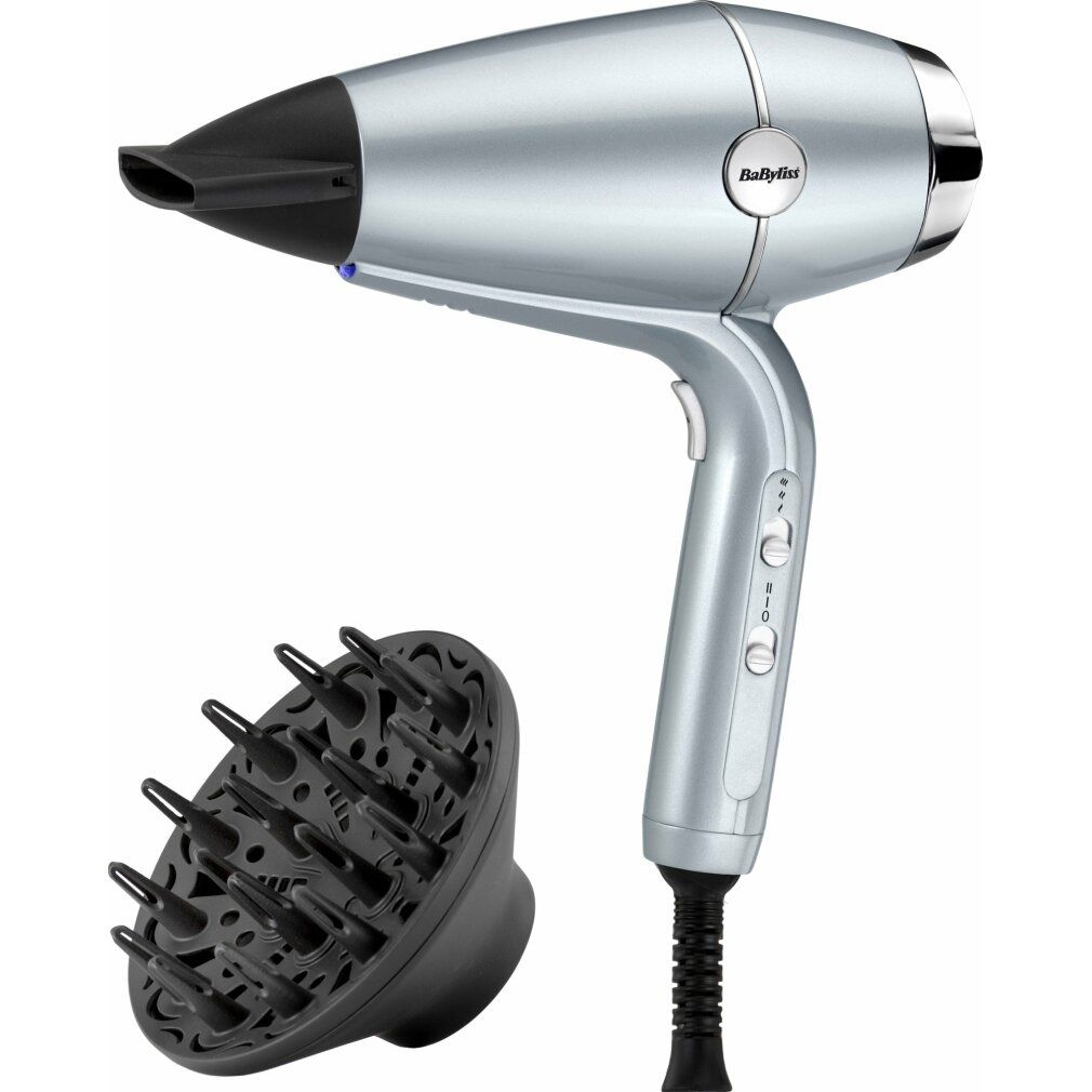 Silberner Haartrockner mit schwarzer Düse und Diffusor. Marke BaByliss. Der Diffusor hat viele kleine Stifte.
