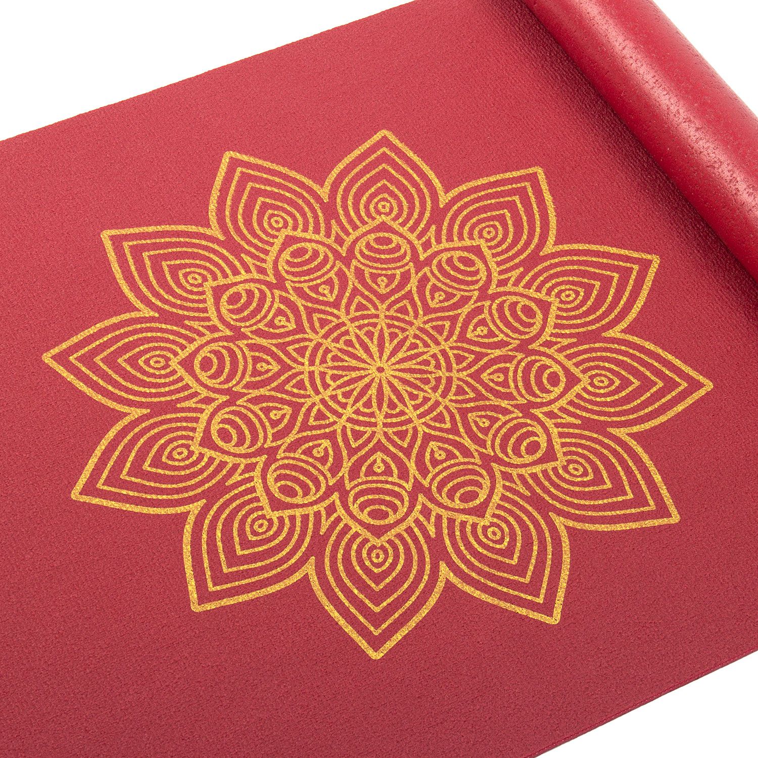 Detailansicht des goldenen Mandala-Musters auf einer bordeauxfarbenen Yogamatte. Geometrisches Design.