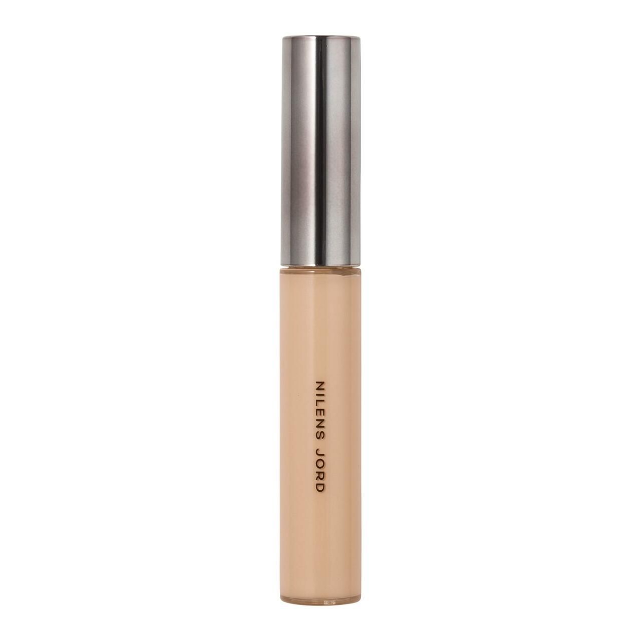 Geschlossene, beige Concealer-Tube mit silberfarbenem Deckel. Aufschrift: NILENS JORD.