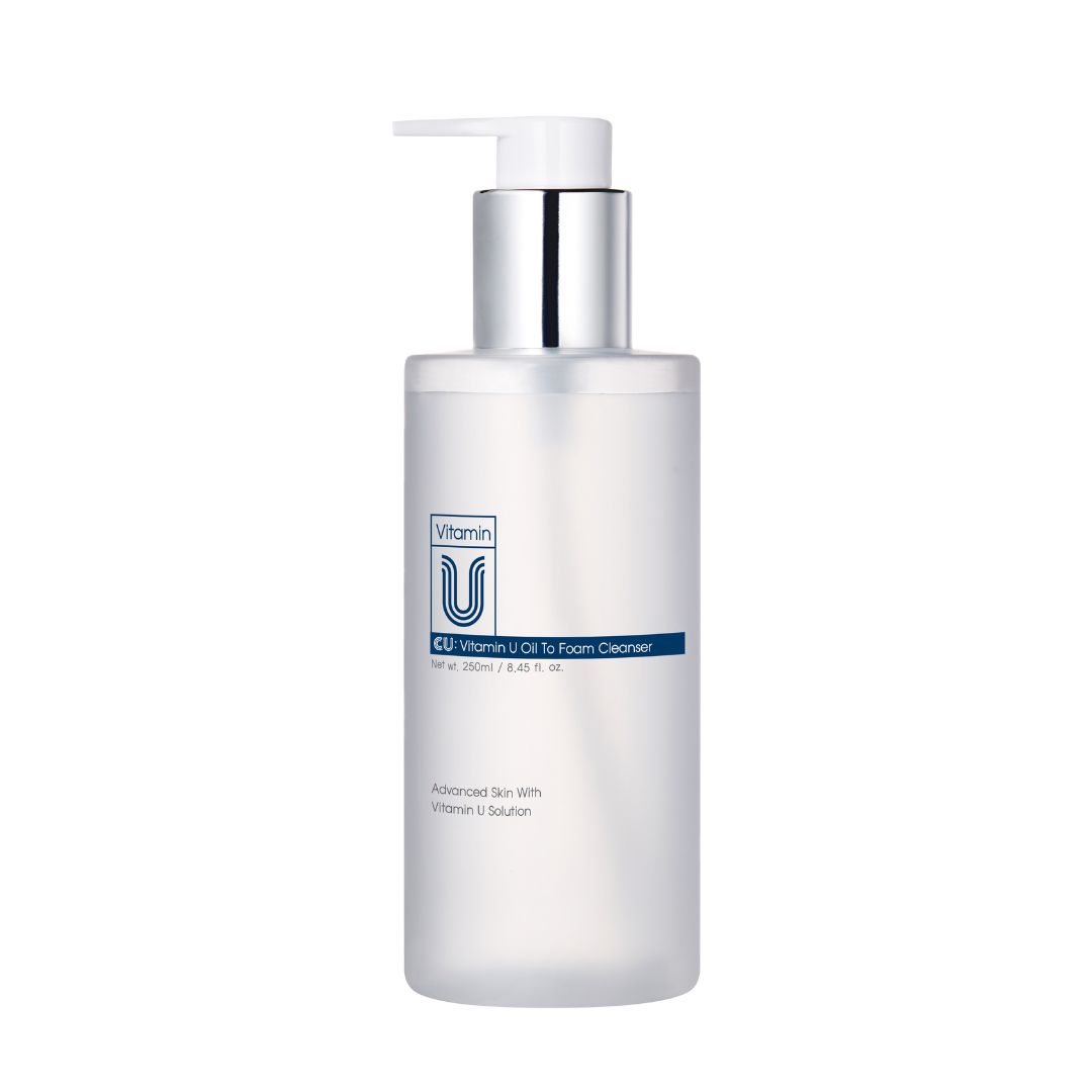 Transparente Flasche mit Pumpe. Aufschrift: Vitamin U Oil to Foam Cleanser. Silberne Pumpe, weißer Ausgießer.