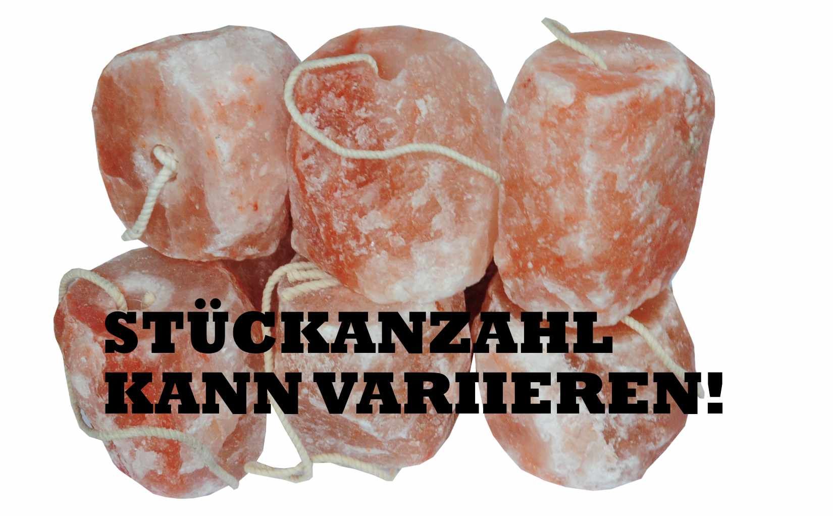 Mehrere Salzlecksteine mit Kordel. Text: STÜCKANZAHL KANN VARIIEREN!