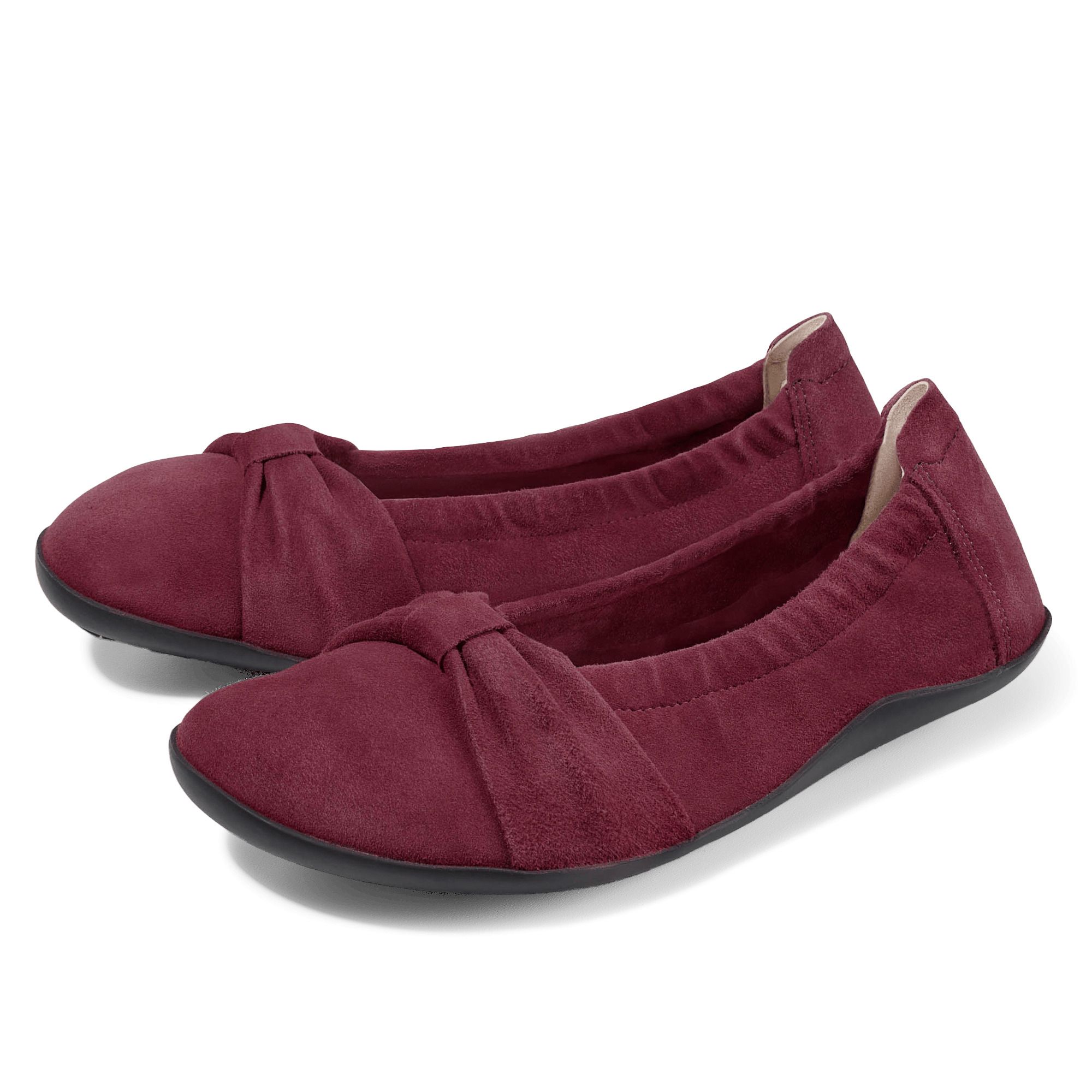 Zwei bordeauxfarbene Ballerinas. Obermaterial aus Wildleder, Schleife auf dem Vorderfuß. Schwarze Sohle.